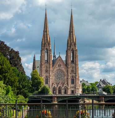 Eglise Saint Paul emblématique de Strasbourg surplombant l'Ill à admirer avec un chien