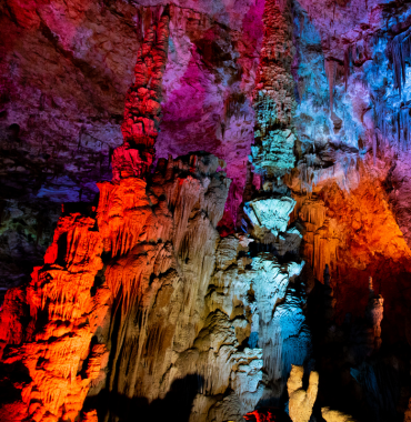 Grotte de la Salamandre site touristique à visiter en Languedoc QUALIDOG