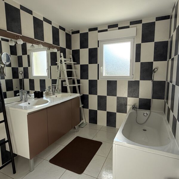 Grande salle-de-bain avec douche italienne - Gîte Animals Cocoon à Aiglepierre, Jura, Franche-Comté