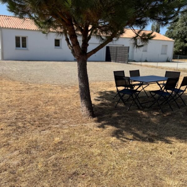 Jardin clos parfait pour les chiens dans la Maison Terracotta en Loire-Atlantique