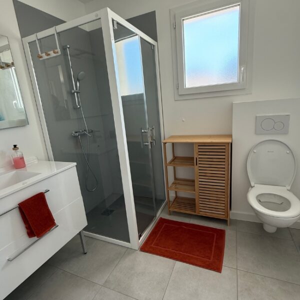 Salle de douche dans la Maison Terracotta en Loire-Altantique