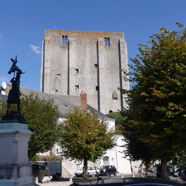Tour César, place Saint-Firmin, dans le village de Beaugency