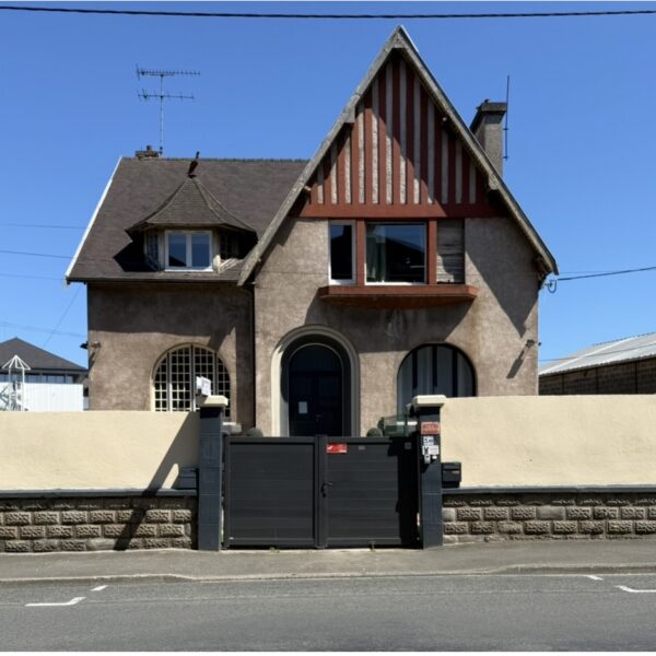 Vue extérieure de la Pension Canine Atoll Câlin Comme à la Maison à Saint Brieuc en Bretagne dans les Côtes d'Armor