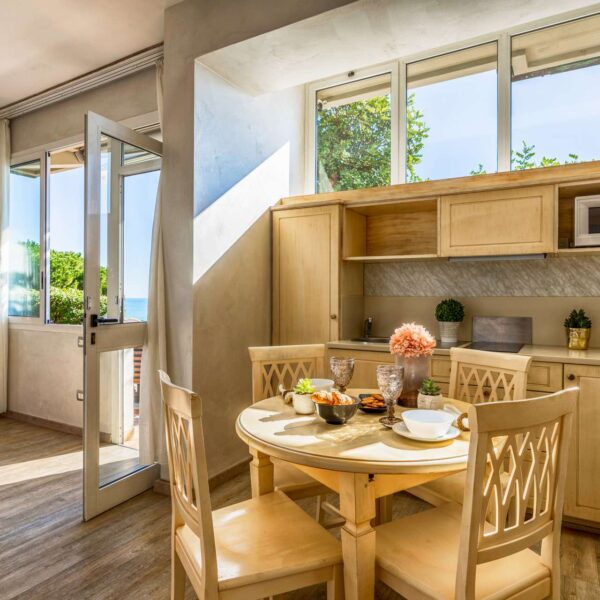 Salle à manger d'un des appartements de Baba Residences à Alassio en Italie
