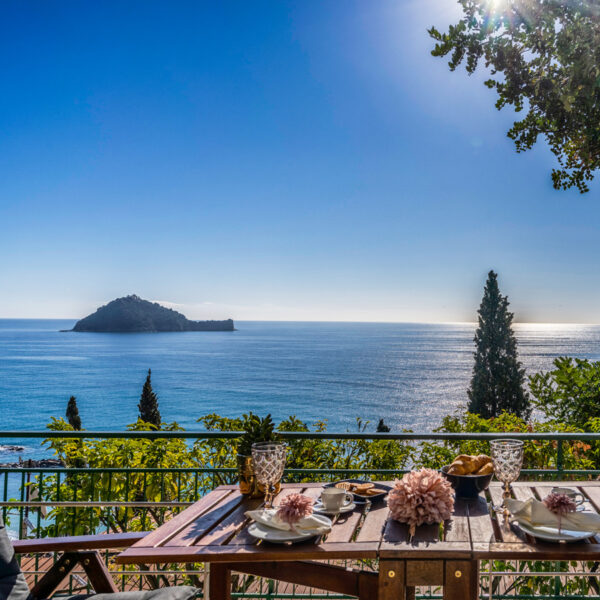 L'île Gallinara vue de la terrasse de Baba Residences à Alassio en Italie