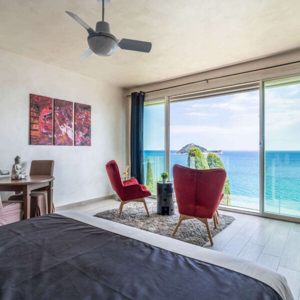 Baie vitrée avec vue sur la mer de Baba Residences à Alassio en Italie