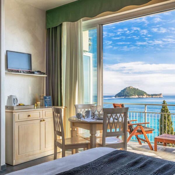 Vue sur la côte méditerranéenne depuis la chambre d'un des appartements de Baba Residences à Alassio en Italie