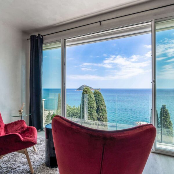 Baie vitrée donnant sur la mer au sein de Baba Residences à Alassio en Italie