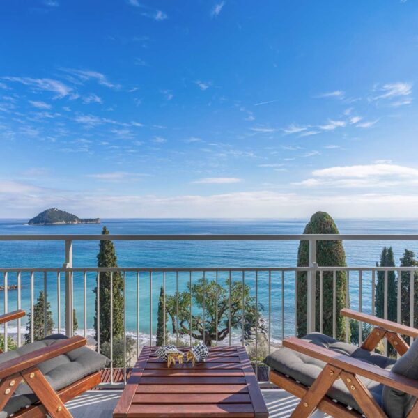 Vue panorama sur la côte de Ligurie depuis la terrasse de Baba Residences à Alassio en Italie