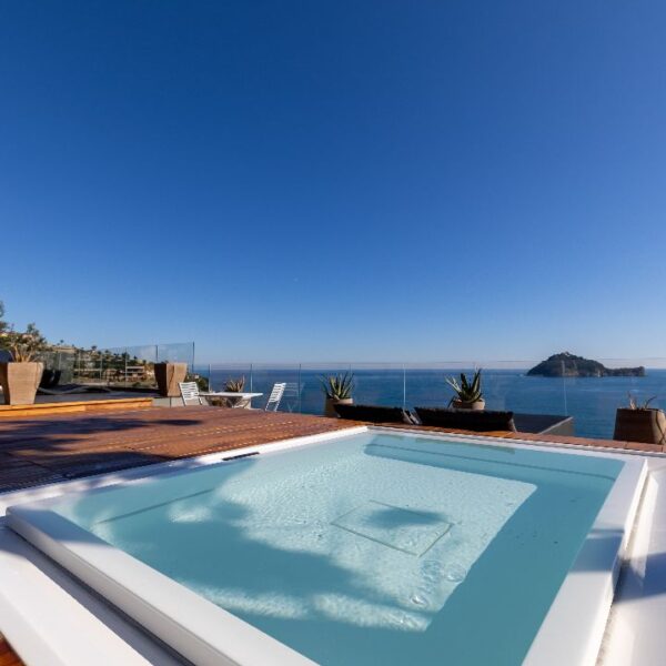 Jacuzzi avec vue sur mer au Baba Residences à Alassio en Italie
