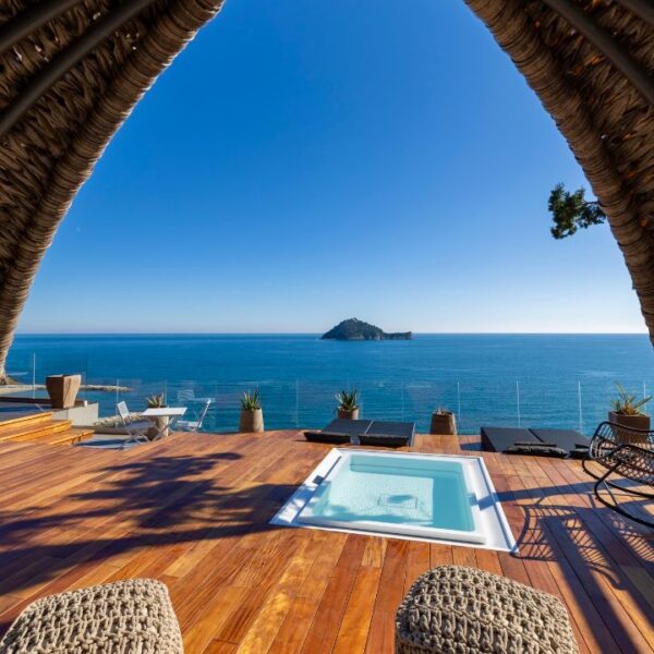 Jacuzzi sur la terrasse d'une des villas de Baba Residences à Alassio en Italie
