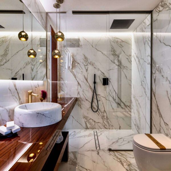 Salle de bain en marbre de Baba Residences à Alassio en Italie