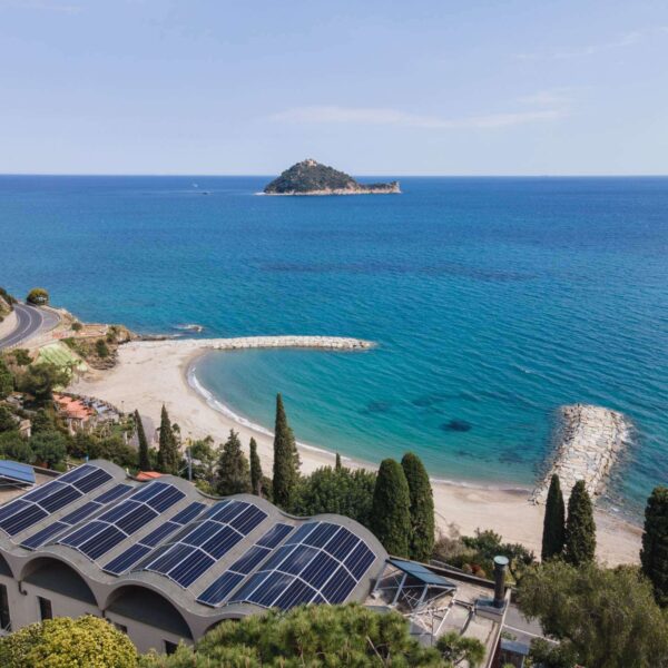 Vue de la plage privée dogfriendly de Baba Residences à Alassio en Italie