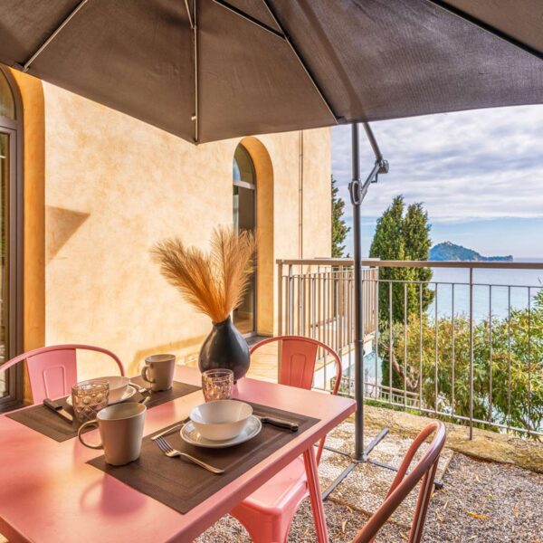 Déjeuner sur la terrasse d'un appartement de Baba Residences à Alassio en Italie