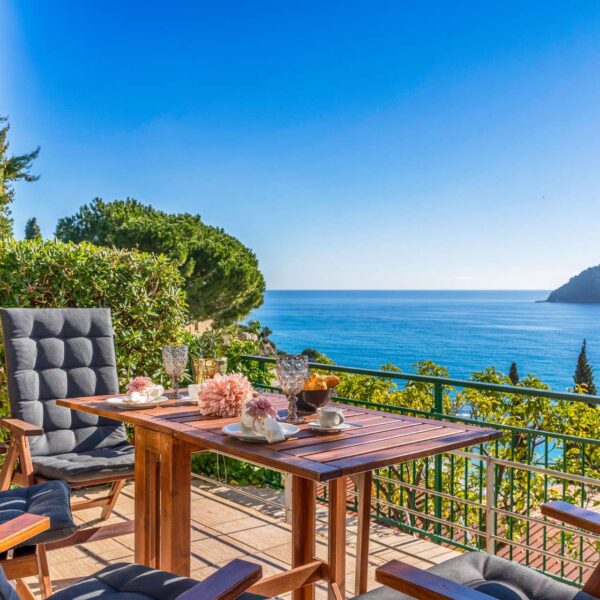 Déjeuner en terrasse sous le soleil italien au Baba Residences à Alassio