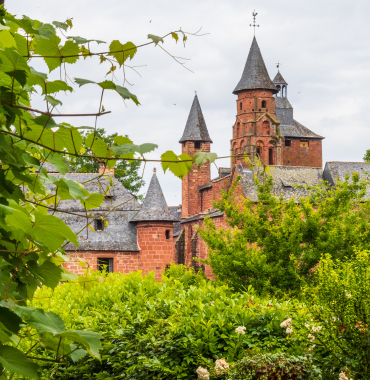église rouge et maisons typiques Collonge-la-Rouge en Corrèze village à visiter avec un chien