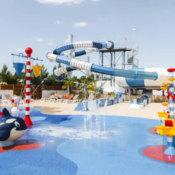 Aire de jeux aqualudique au Camping Les Places Dorées, à Saint-Jean-de-Monts, en Vendée