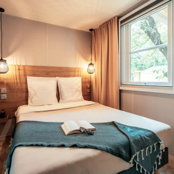 Chambre double d'un mobil-home au Camping Les Places Dorées, à Saint-Jean-de-Monts, en Vendée