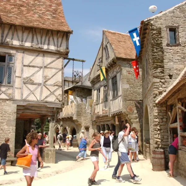 Visiter le Puy du Fou en Vendée, avec chenil pour laisser son chien