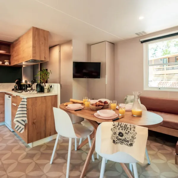 Cuisine et séjour d'un mobil-home au Camping Les Places Dorées, à Saint-Jean-de-Monts, en Vendée