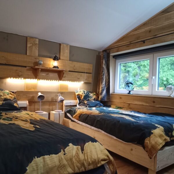 Salon du Gîte Cocon dans la forêt, hébergement insolite en Belgique à Philippeville