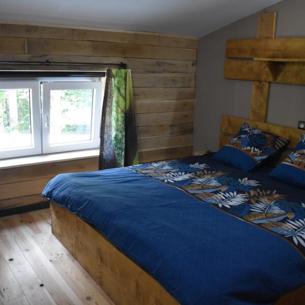 Chambre parentale du Gîte Cocon dans la forêt, hébergement insolite en Belgique à Philippeville