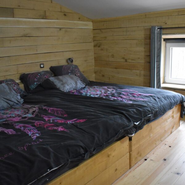 Chambre du Gîte Cocon dans la forêt, hébergement insolite en Belgique à Philippeville