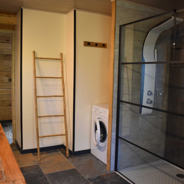Salle de bain du Gîte Cocon dans la forêt, hébergement insolite en Belgique à Philippeville