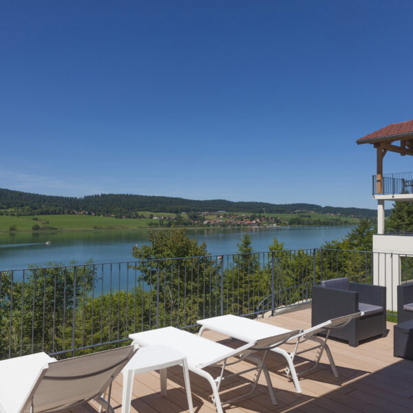 Solarium vue sur le lac de l'Hôtel SPA Les Rives Sauvages à Malbuisson dans le Haut Doubs en Franche Comté