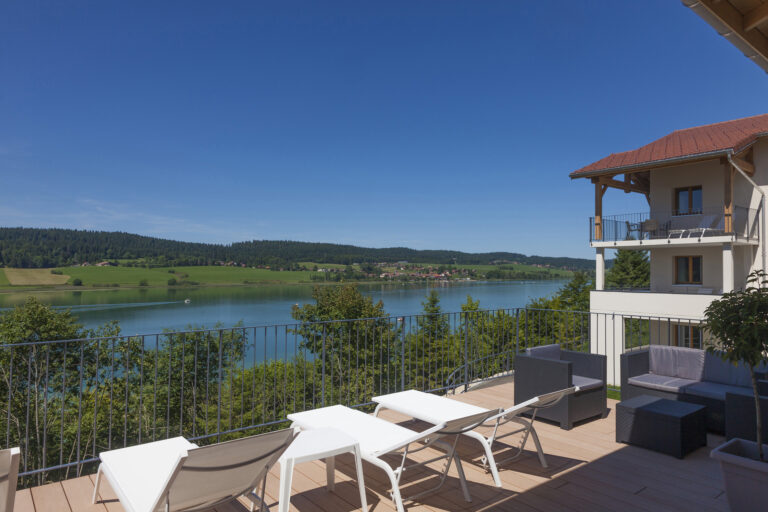 Solarium vue sur le lac de l'Hôtel SPA Les Rives Sauvages à Malbuisson dans le Haut Doubs en Franche Comté