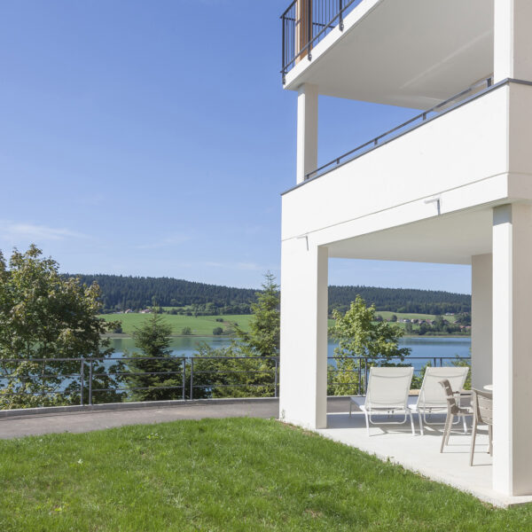 Terrasses vue lac à l'Hôtel SPA Les Rives Sauvages à Malbuisson dans le Haut Doubs en Franche Comté