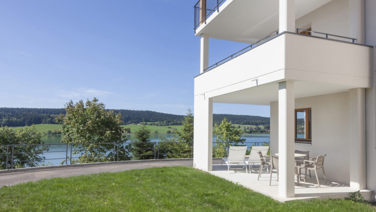 Terrasses vue lac à l'Hôtel SPA Les Rives Sauvages à Malbuisson dans le Haut Doubs en Franche Comté