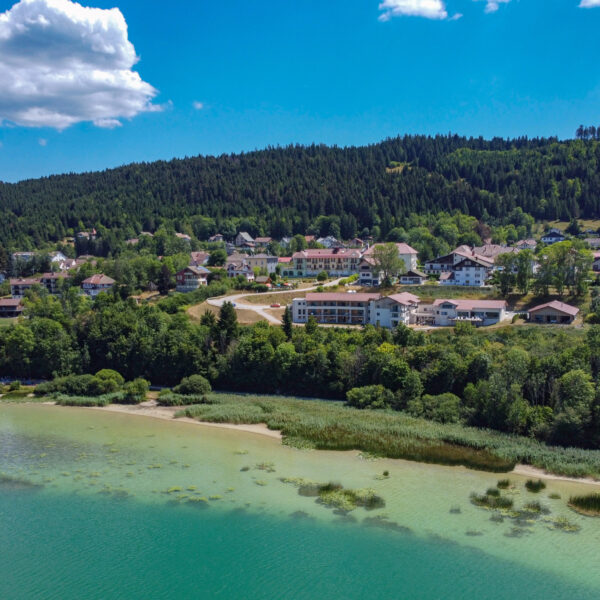 Vue du lac et de l'Hôtel SPA Les Rives Sauvages à Malbuisson dans le Haut Doubs en Franche Comté