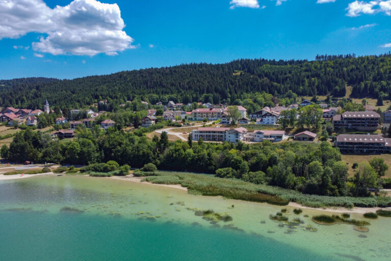 Vue du lac et de l'Hôtel SPA Les Rives Sauvages à Malbuisson dans le Haut Doubs en Franche Comté