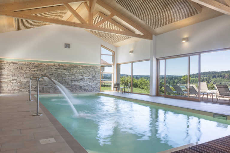 Piscine chauffée du SPA de l'Hôtel SPA Les Rives Sauvages à Malbuisson dans le Haut Doubs en Franche Comté