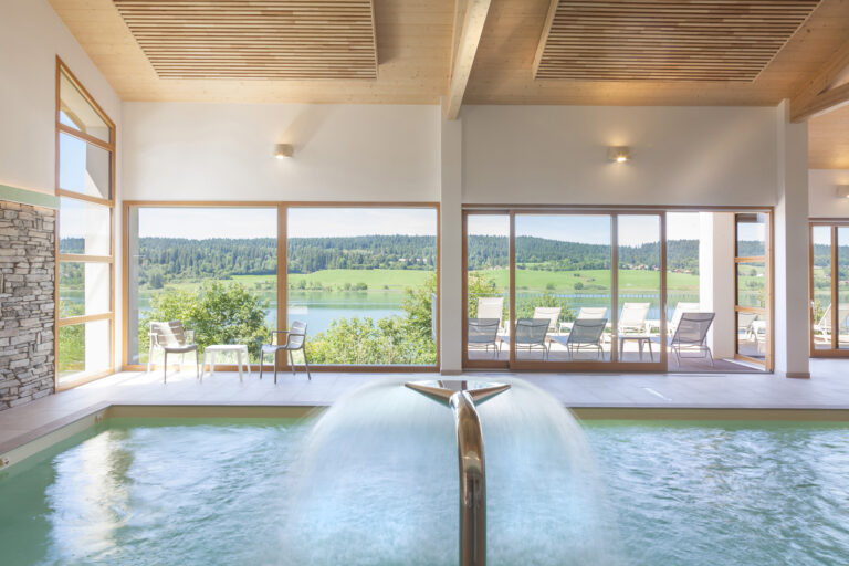 Piscine chauffée du SPA de l'Hôtel SPA Les Rives Sauvages à Malbuisson dans le Haut Doubs en Franche Comté
