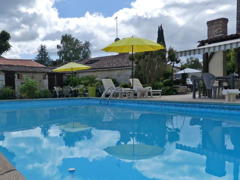Piscine privée - Le Cottage Bleu à Lairoux en Sud Vendée proche de la Côte Atlantique