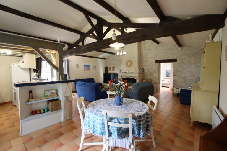 Espace repas - Le Cottage Bleu à Lairoux en Sud Vendée proche de la Côte Atlantique
