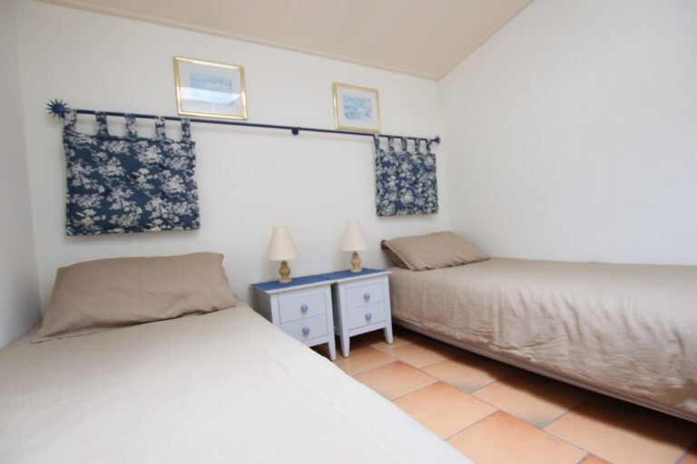 Chambre avec deux lits simples - Le Cottage Bleu à Lairoux en Sud Vendée proche de la Côte Atlantique