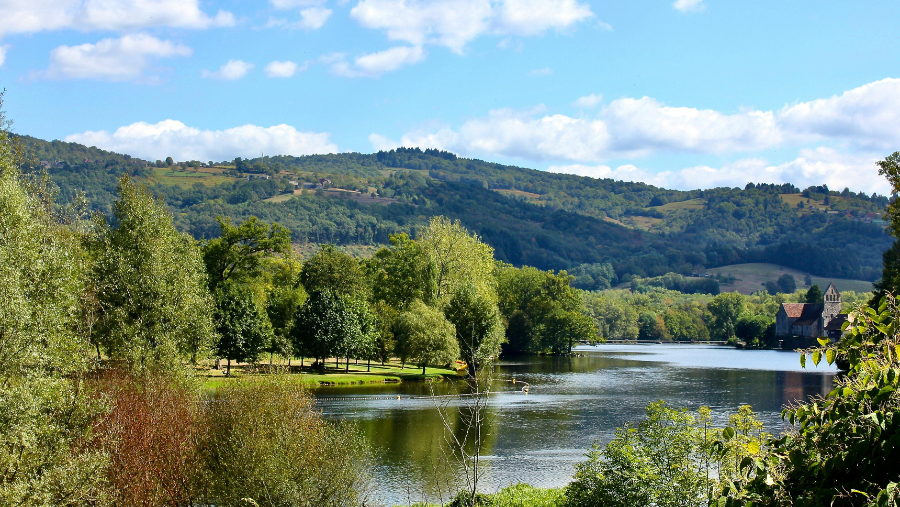 paysage sur la rivière de la Dordogne en Corrèze à Beaulieu-sur-Dordogne pour les balades avec son chien