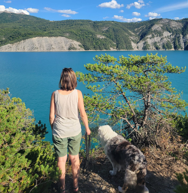 randonnée avec un chien autour du lac de Serre-Ponçon