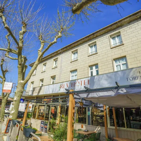 Vue extérieure du Rev'Hôtel à Lamalou les Bains dans l'Hérault dans le Parc Naturel du Haut Languedoc