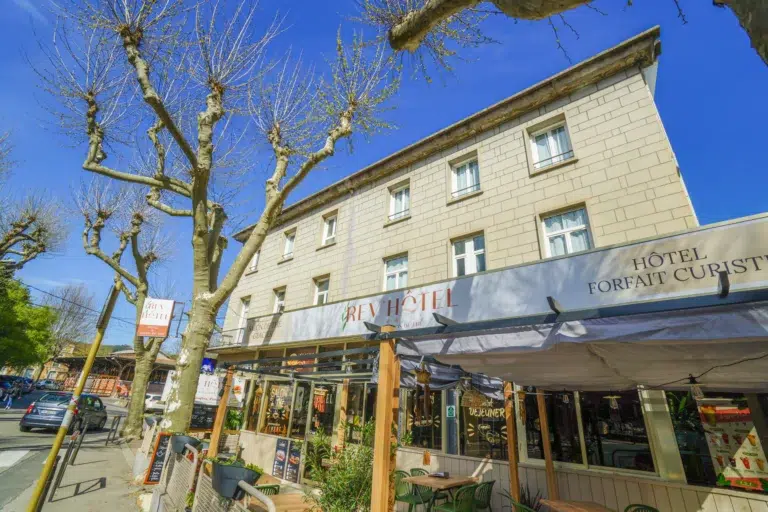 Vue extérieure du Rev'Hôtel à Lamalou les Bains dans l'Hérault dans le Parc Naturel du Haut Languedoc