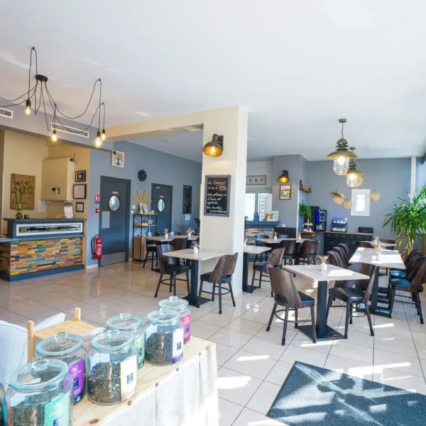 Salle de restaurant du Rev'Hôtel à Lamalou les Bains dans l'Hérault dans le Parc Naturel du Haut Languedoc