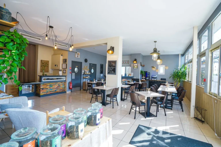 Salle de restaurant du Rev'Hôtel à Lamalou les Bains dans l'Hérault dans le Parc Naturel du Haut Languedoc