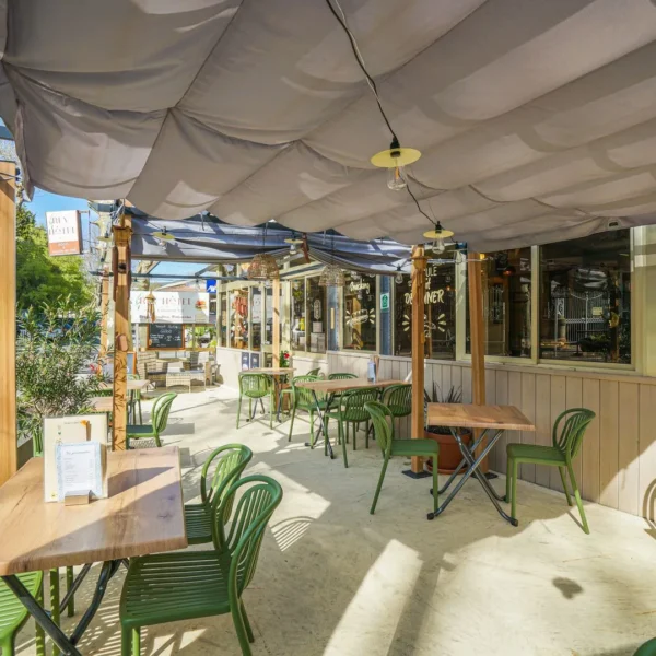 Terrasse du Rev'Hôtel à Lamalou les Bains dans l'Hérault dans le Parc Naturel du Haut Languedoc