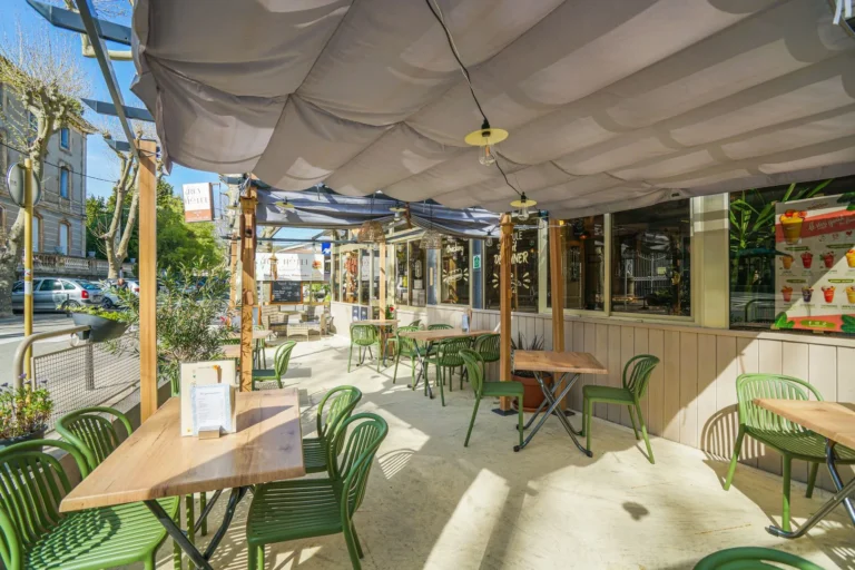 Terrasse du Rev'Hôtel à Lamalou les Bains dans l'Hérault dans le Parc Naturel du Haut Languedoc