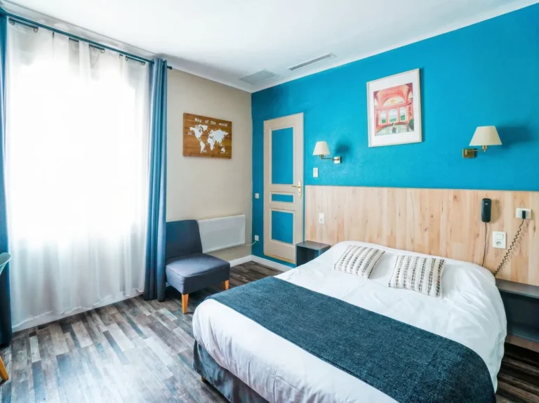 Chambre double au Rev'Hôtel à Lamalou les Bains dans l'Hérault dans le Parc Naturel du Haut Languedoc