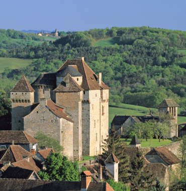 château du village de Curemonte en Corrèze vacances avec chien