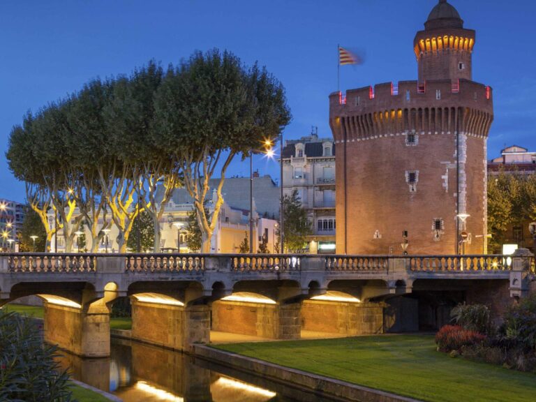 Château aux alentours de l'hôtel Novotel Perpignan nord à Rivesaltes dans les Pyrénées-Orientales